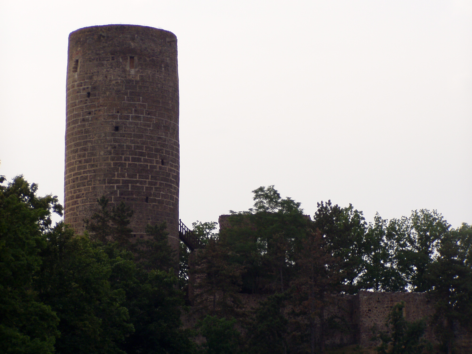 pohled na hrad Žebrák z obce Žebrák